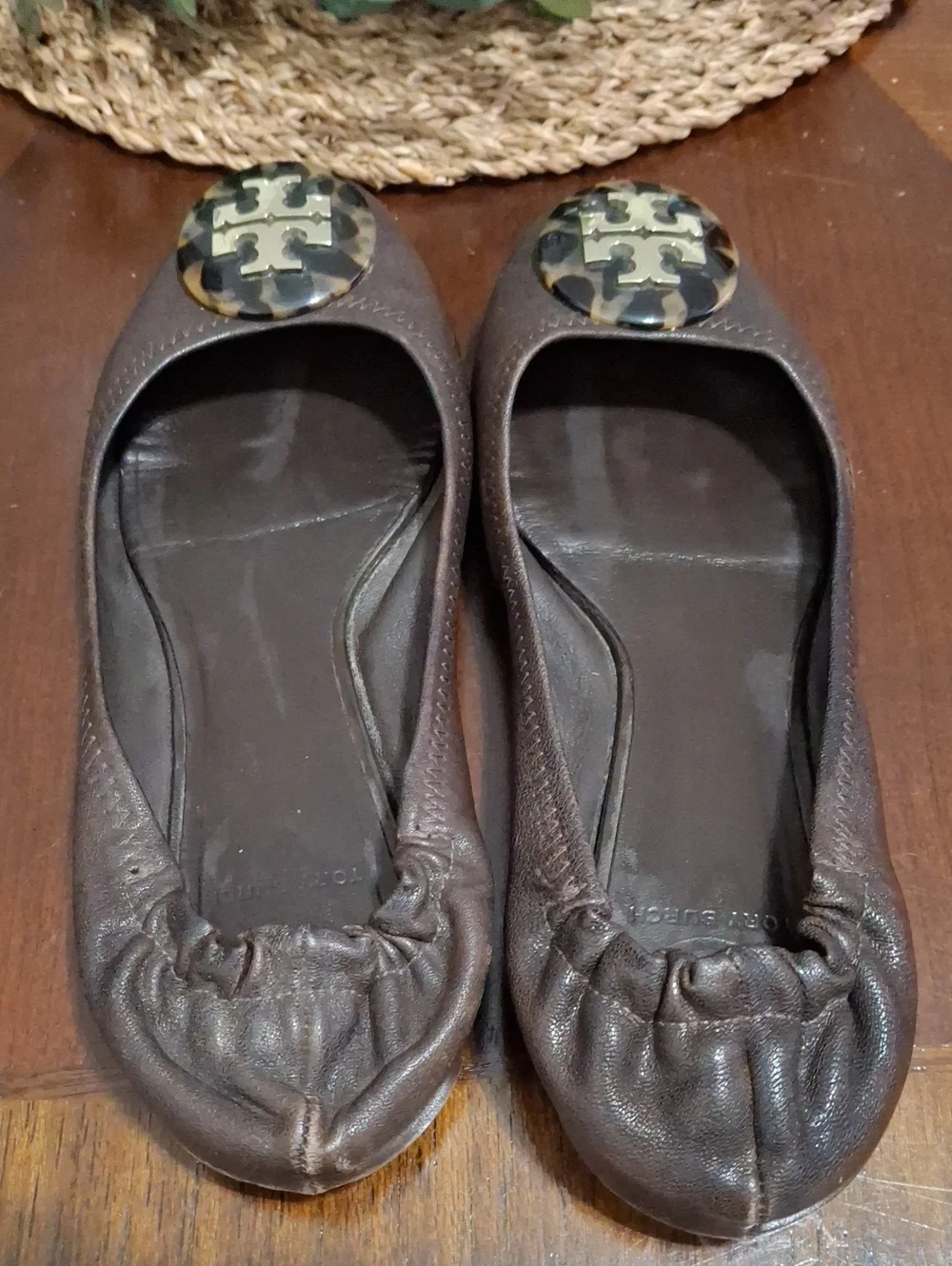 Tory Burch Reva Leather Flats Tortoiseshell Logo Accent Size 7.5 Brown